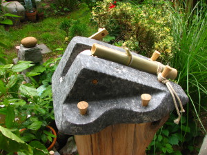 Kereplő, gránit, fa, bambusz, kötél, 29x17x15 cm